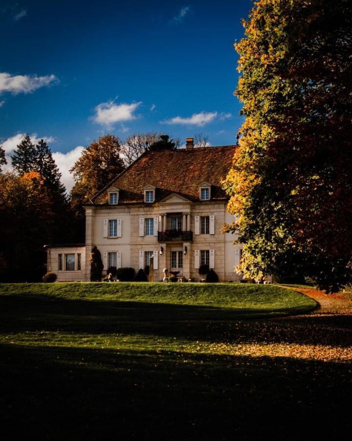 Appartement Douces Heures Avec Parking Couvert Prive Le Locle Exterior photo